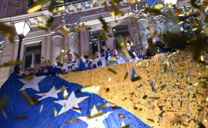 Foto: N. G. / Radiosarajevo.ba / Zmajevi, savlje ispred Vječne vatre