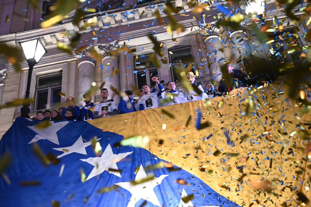 Zmajevi, savlje ispred Vječne vatre