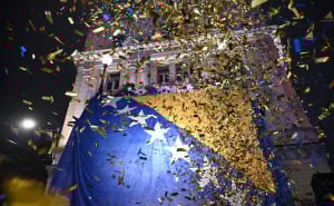 Foto: N. G. / Radiosarajevo.ba / Zmajevi, savlje ispred Vječne vatre