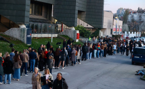 Foto: Dž.K. / Radiosarajevo.ba / Gužve ispred Zetre uoči koncerta Zdravka Čolića