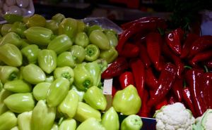 Foto: Dž. K. / Radiosarajevo.ba / Povće i voće na sarajevskoj pijaci