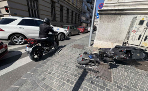 Foto: Dž. K. / Radiosarajevo.ba / Motocikl na ulici i dan poslije nesreće
