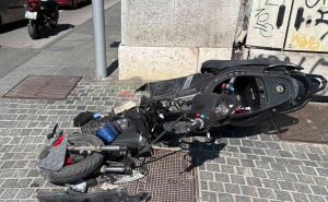 Foto: Dž. K. / Radiosarajevo.ba / Motocikl na ulici i dan poslije nesreće