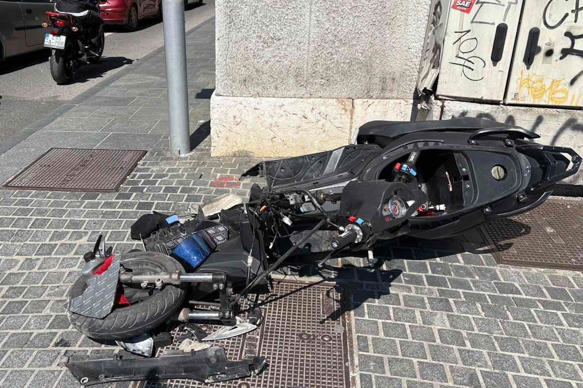 Motocikl na ulici i dan poslije nesreće