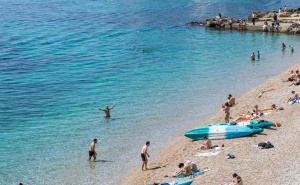 Foto: Grgo Jelavić/PIXSELL / Plaža Banje u Dubrovniku, 8. april 2026.