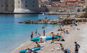 Foto: Grgo Jelavić/PIXSELL / Plaža Banje u Dubrovniku, 8. april 2026.