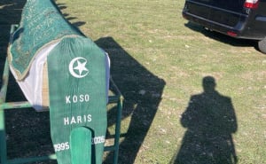 Foto: Facebook @glas.stoca / Klanjana dženaza Harisu Kosi