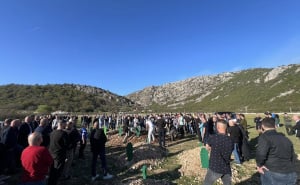 Foto: Facebook @glas.stoca / Klanjana dženaza Harisu Kosi