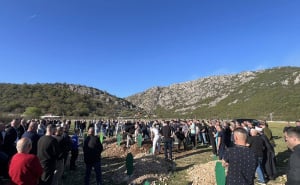 Foto: Facebook @glas.stoca / Klanjana dženaza Harisu Kosi