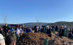 Foto: Facebook @glas.stoca / Klanjana dženaza Harisu Kosi