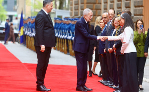 Foto: Dž. K. / Radiosarajevo.ba / Alexander Van der Bellen dočekan ispred Predsjedništva BiH