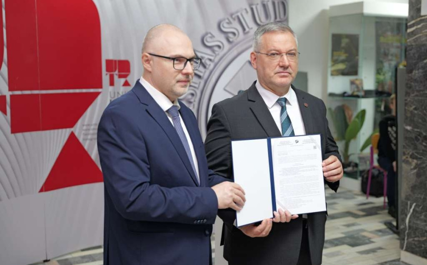 Rektor Amir Karić (desno) preuzima rješenje o akreditaciji