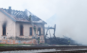 Foto: Pixsell / Gore barake uz prugu u Osijeku