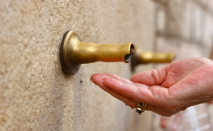 Foto: Dž. K. / Radiosarajevo.ba / Red za vodu na česmi kod Begove džamije