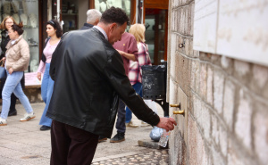 Foto: Dž. K. / Radiosarajevo.ba / Red za vodu na česmi kod Begove džamije