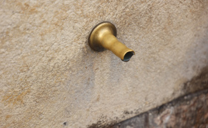 Foto: Dž. K. / Radiosarajevo.ba / Red za vodu na česmi kod Begove džamije