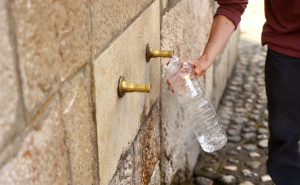 Foto: Dž. K. / Radiosarajevo.ba / Red za vodu na česmi kod Begove džamije