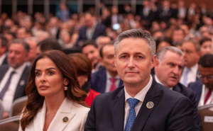 Foto: Predsjedništvo BiH / Denis Bećirović sa suprugom Mirelom na forumu