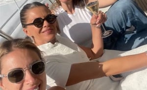 Foto: Instagram / Melina Džinović (u sredini) s prijateljicama (Photo: @angela_bosnjakovic_makeup)