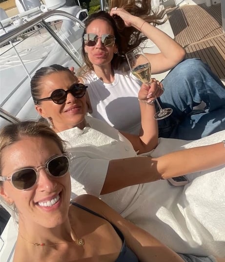 Melina Džinović (u sredini) s prijateljicama (Photo: @angela_bosnjakovic_makeup)