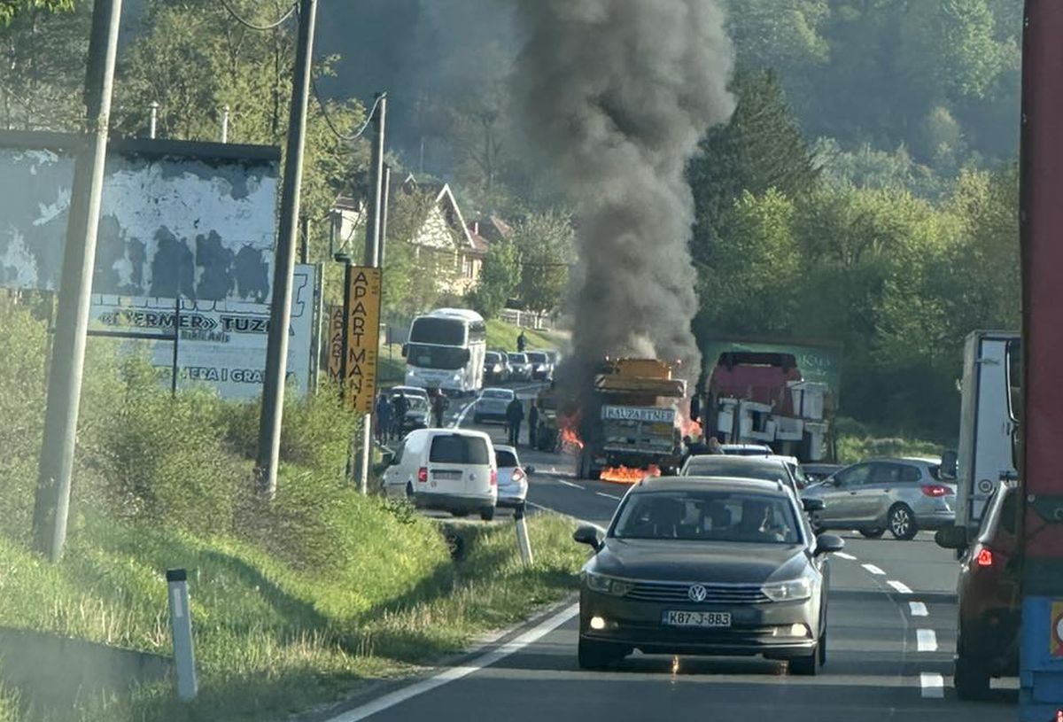 Zapaljeno teretno vozilo