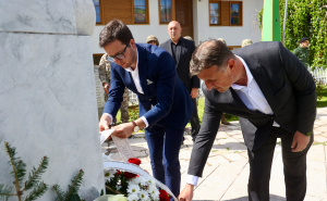 Foto: Dž. K. / Radiosarajevo.ba / Položeno cvijeće na Kovačima