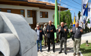 Foto: Dž. K. / Radiosarajevo.ba / Položeno cvijeće na Kovačima