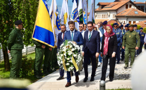 Foto: Dž. K. / Radiosarajevo.ba / Položeno cvijeće na Kovačima