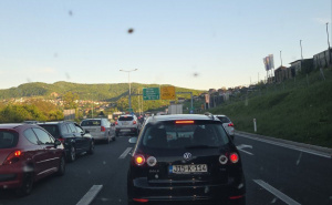 Foto: Čitatelj/Radiosarajevo.ba / Gužve na ulazu u Sarajevo
