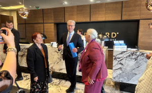 Foto: Radiosarajevo / Brammertz sa Majkama Srebrenice