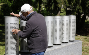 Foto: Radiosarajevo.ba / Polaganje cvijeća spomen obilježje ubijenoj djeci Sarajeva