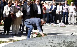 Foto: Radiosarajevo.ba / Polaganje cvijeća spomen obilježje ubijenoj djeci Sarajeva