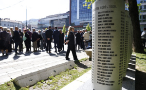 Foto: Radiosarajevo.ba / Polaganje cvijeća spomen obilježje ubijenoj djeci Sarajeva