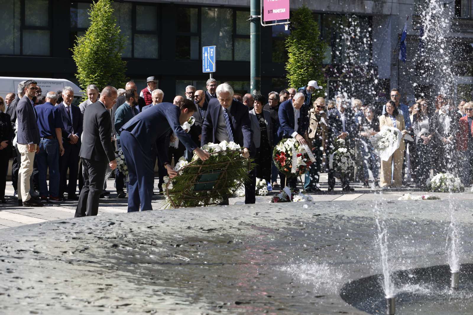 Polaganje cvijeća spomen obilježje ubijenoj djeci Sarajeva
