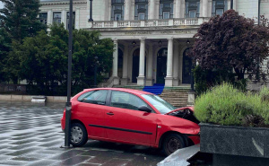 Foto: Radiosarajevo.ba / Automobil izletio s ceste kod Narodnog pozorišta