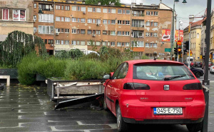 Foto: Radiosarajevo.ba / Automobil izletio s ceste kod Narodnog pozorišta