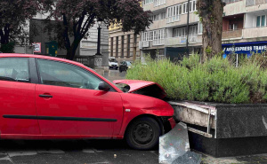 Foto: Radiosarajevo.ba / Automobil izletio s ceste kod Narodnog pozorišta
