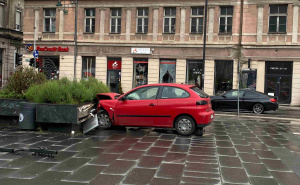 Foto: Radiosarajevo.ba / Automobil izletio s ceste kod Narodnog pozorišta