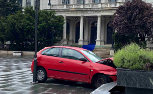 Foto: Radiosarajevo.ba / Automobil izletio s ceste kod Narodnog pozorišta