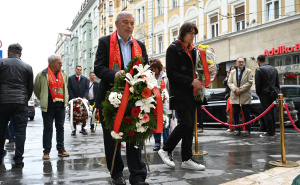 Foto: N.G./Radiosarajevo.ba / Dan pobjede nad fašizmom - položeno cvijeće kod Vječne vatre