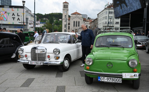 Foto: N.G./Radiosarajevo.ba / Izložba Oldtimer-a ispred SCC-a