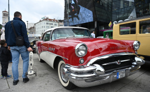 Foto: N.G./Radiosarajevo.ba / Izložba Oldtimer-a ispred SCC-a