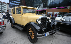 Foto: N.G./Radiosarajevo.ba / Izložba Oldtimer-a ispred SCC-a