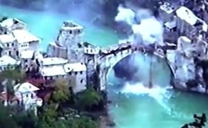 Foto: Screenshoot / Rušenje Starog mosta (You Tube @ Memorijalni centar Mostar)