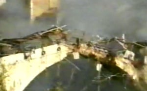 Foto: Screenshoot / Rušenje Starog mosta u Mostaru (You Tube @ Memorijalni centar Mostar)