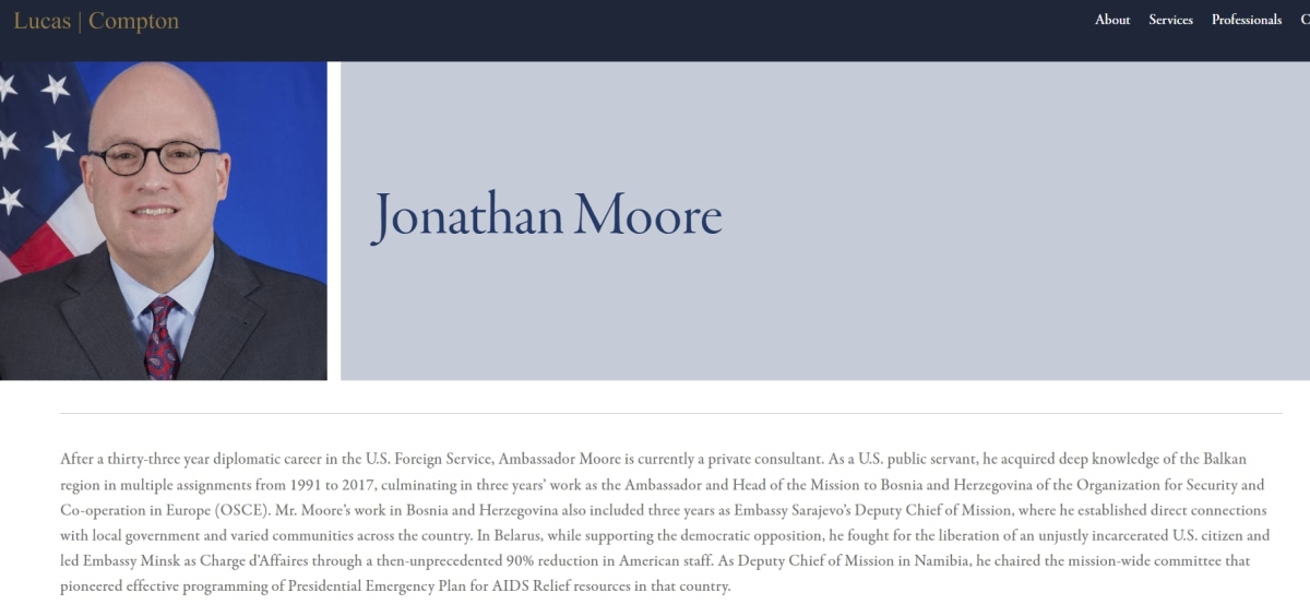 Ko je Jonathan Moore?