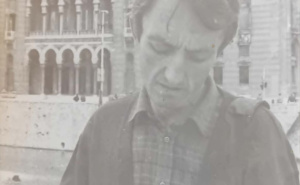 Foto: Privatni album / Naš saradnik Dragan Banjac pored Vijećnice u vrijeme opsade Sarajeva