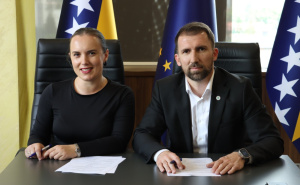Foto: Federalno ministarstvo rada i socijalne politike / Ministar Delić potpisao ugovore sa sigurnim kućama