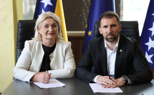 Foto: Federalno ministarstvo rada i socijalne politike / Ministar Delić potpisao ugovore sa sigurnim kućama