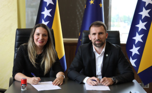 Foto: Federalno ministarstvo rada i socijalne politike / Ministar Delić potpisao ugovore sa sigurnim kućama